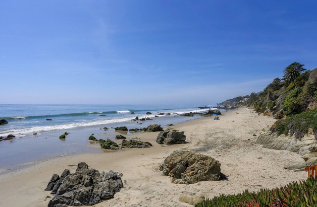 Bu Locals Beach House - Walk to the beach!