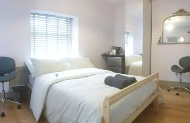 Buck - En-suite Room in Canalside Guesthouse