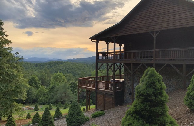Buck Mountain Getaway - Stunning views, hot tub, fireplace. Nearby Boone.