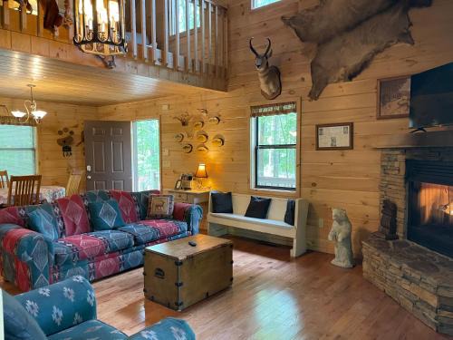Bucksnort Lodge - Game Room and Hot Tub
