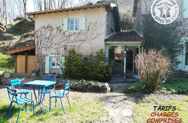 Bucolic Cottage for 8 with Fireplace, Pets Allowed