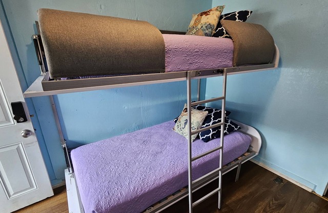 Budget Downtown Studio-A with European Bunk Beds, AC, WIFI & 4 free Streamers!