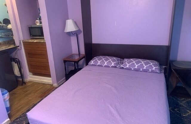 Budget Downtown Studio-I w/Queen Bed, Micro-Kitchen AC, WIFI & 4 free Streamers