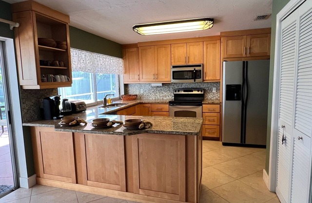 Budget & Pet Friendly 3/2 - Close to Everything