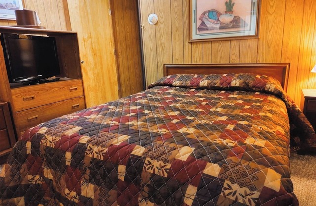 Budget Stay Near Fishing Spots & Border Attractions – Cozy Room