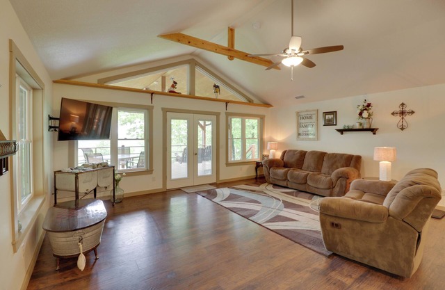 'Bullfrog Bluff' Mountain View Cabin w/Deck!