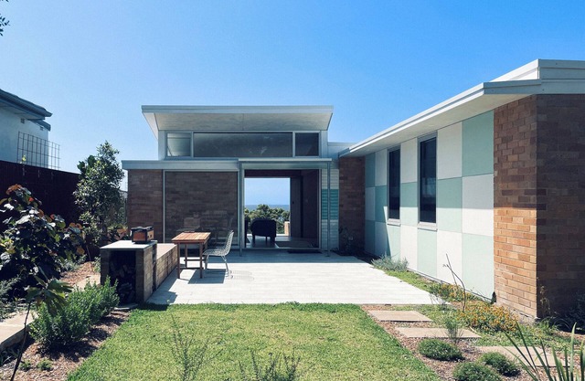 Bundeena Bush + Bird House. Full frontage to the Royal National Park.