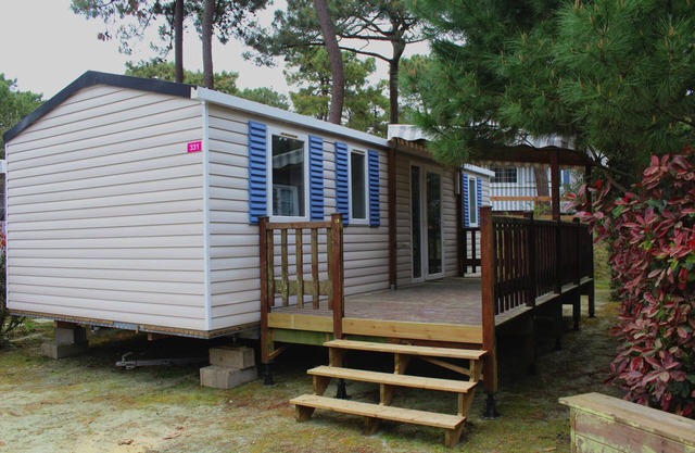 Bungalow 'Camping 4 À 8 Personnes' with Private Terrace and Air Conditioning