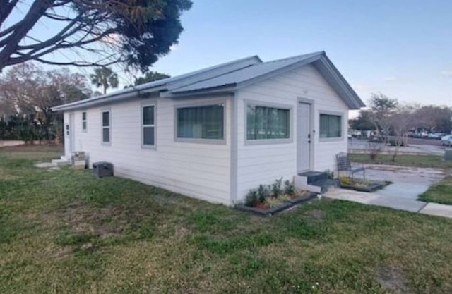Bungalow overlooking Lake Dora!