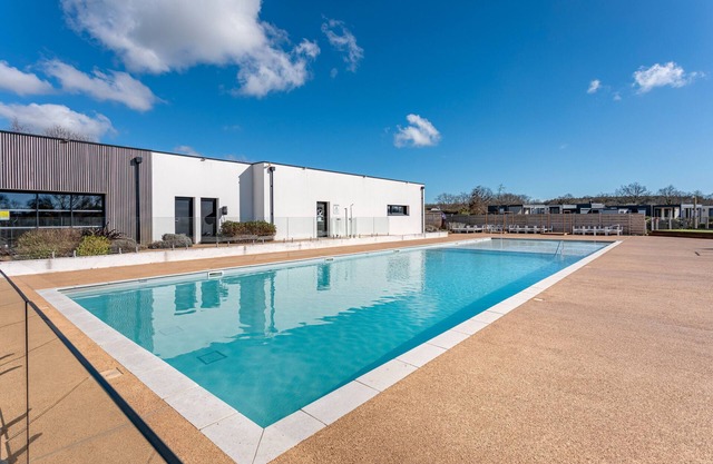 Bungalow 'Trois Chambres En Campagne' with Shared Pool, Wi-Fi and Air Conditioning
