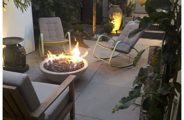 Bungalow with private patio 10 blocks from beach