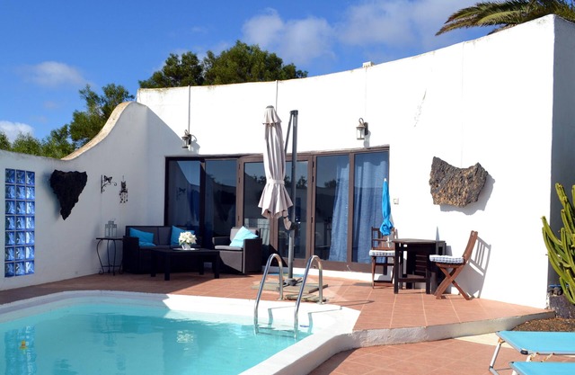 Bungalow with private pool in private garden