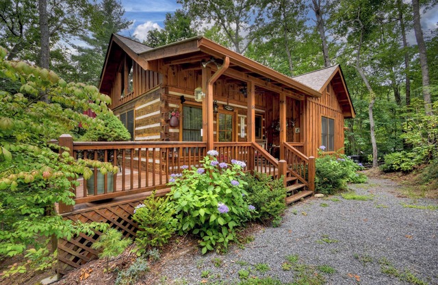 Bunny's Bungalow | Pet Friendly | Hot Tub | Grill