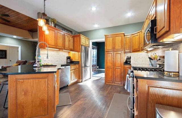 Bur Oak House: Your Perfect Fall Getaway Near Frankenmuth!