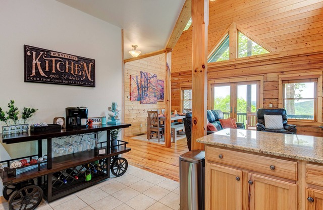 Burnt Skies- Cabin-Hatley Pointe-Amazing Sunsets-Hot tub- Grill-Game Room