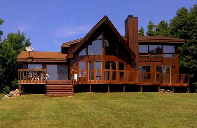 Burt Lake, Lake Front Family Vac. Home, 4 BR-3 BA, Great Sunsets in Private Sub