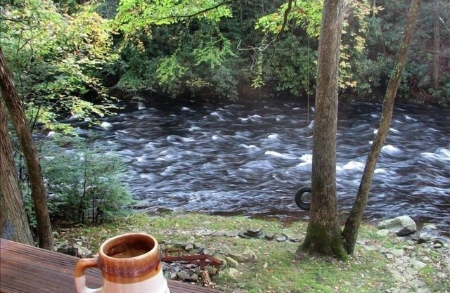 Bushkill Creek Waterfront Chalet Near Bushkill Falls