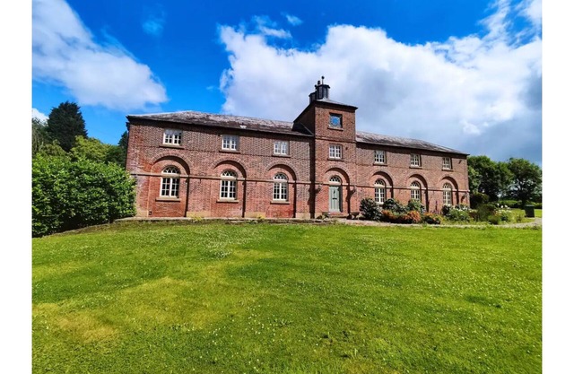 Butler's Cottage in Coach House in Private Country Estate