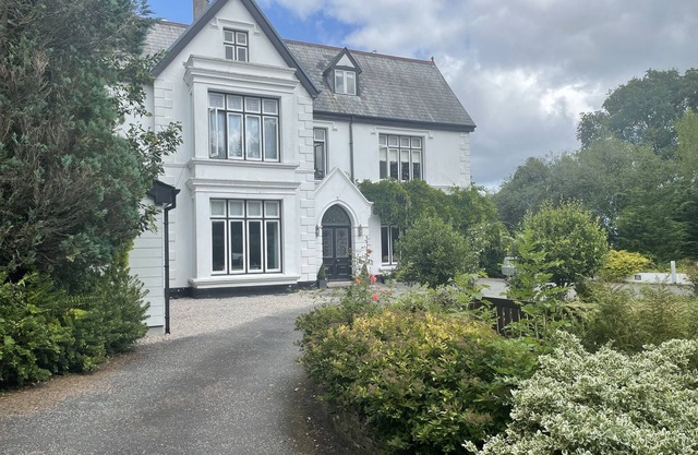 BUTLERS LOFT, romantic, with a garden in Par