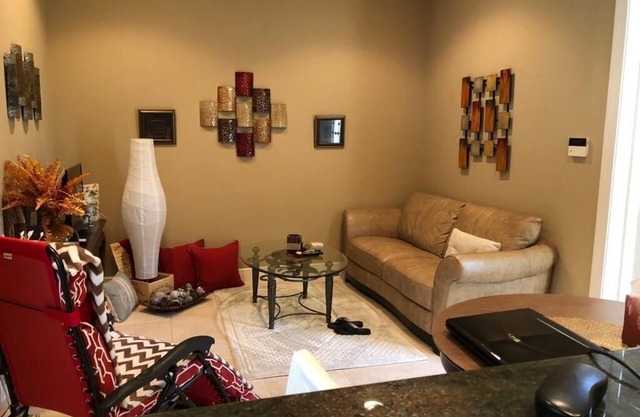 Butterfly garden, nature, cozy private complete guest suite