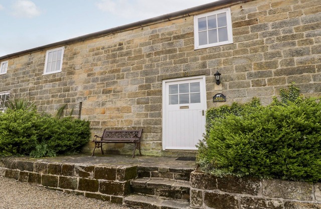 BYRE COTTAGE, pet friendly, character holiday cottage in Fylingthorpe