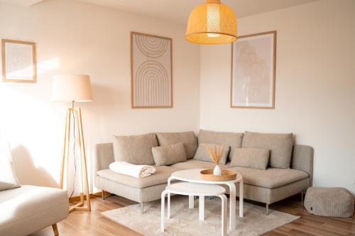 C4S COME4STAY Altötting - 3-Zi Whg I Zentrale Lage I Parkplatz I Balkon I WIFI I SmartTV I 1 Kingsize, 1 Queensize Bett I Office Arbeitsplatz I Wohnbereich mit Couch und Essbereich I voll ausgestattete Küche I Nespresso