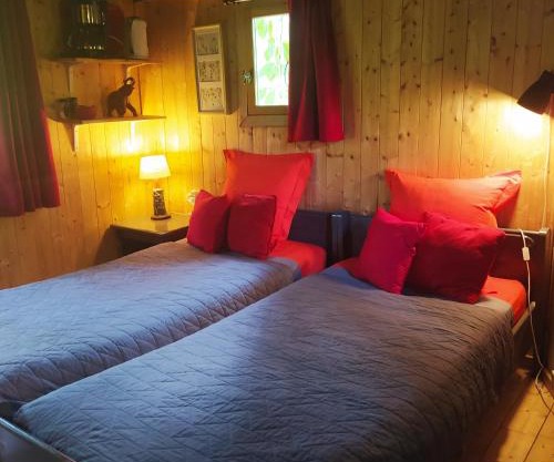 CABANE CERISE DANS L'ARBRE Etapeboisee