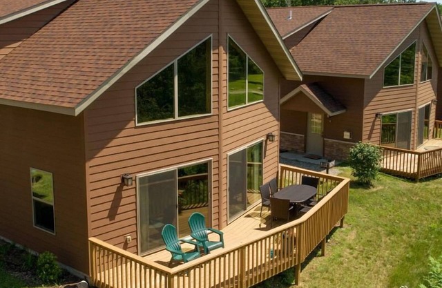 Cabin 101 - Pet Friendly/Closed Loft/Modern, Clean, and Comfortable