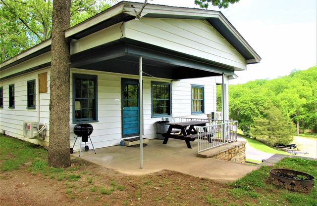 Cabin 2 at Kentucky Lake's Lynnhurst Family Resort