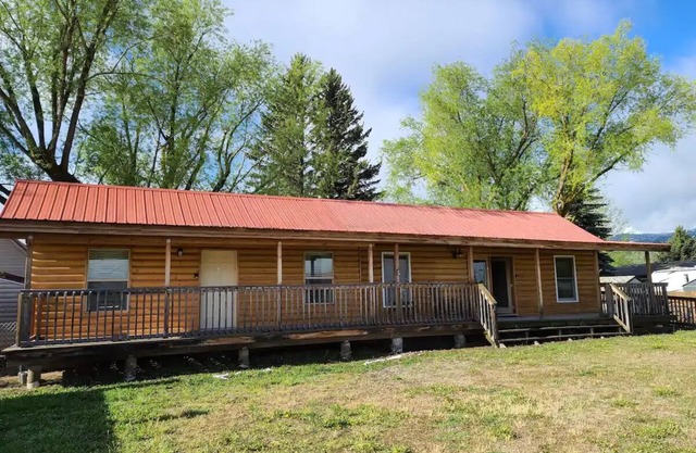 Cabin #2 - Backyard Bunkhousen