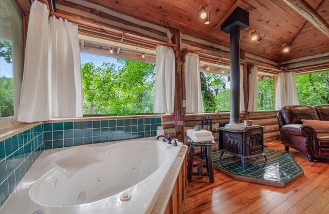 CABIN 2 LAKE LUCERNE - lake view w/corner tub, wood stove, 3 mi. to dwtn Eureka