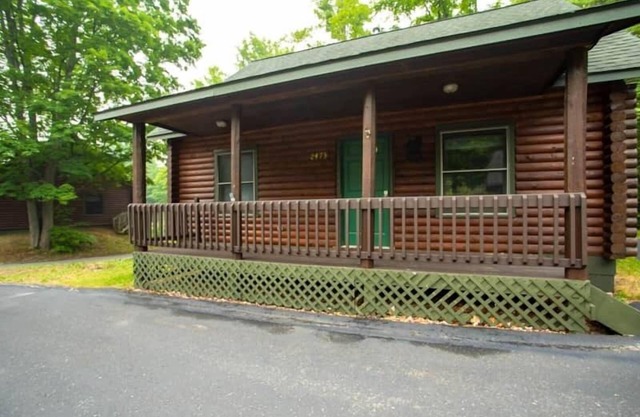 Cabin 2475 - Eye-Catching Log Cabin inside Resort