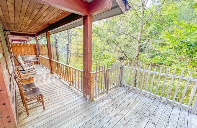 Cabin #5 - Riverfront w/Hot-Tub & Gas Fireplace!