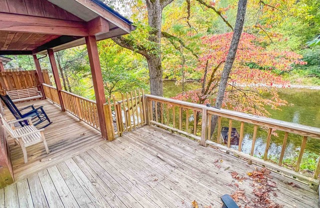 Cabin #6 - Riverfront w/Gas Fireplace & more!