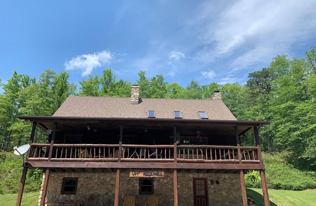 Cabin 8 miles to Pine Creek Pa. Minutes to ATV and snow mobile trail and Hyner