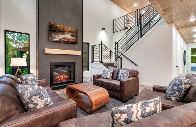Cabin Comfort - Pool, Hot Tub & Games!
