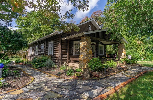 Cabin Fever | Pet-friendly Log Cabin in the Heart of Black Mountain!