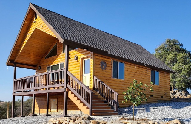 Cabin Home near Yosemite National Park in the Sierra Foothills