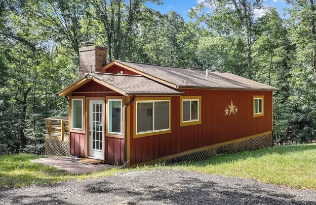 Cabin: Hot Tub, Firepit, Grill, Wifi, Dog-Friendly