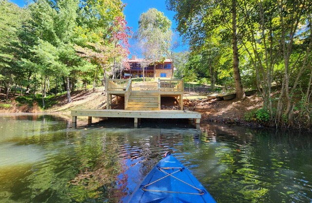 Cabin in the Blue Ridge mountains on private lake!