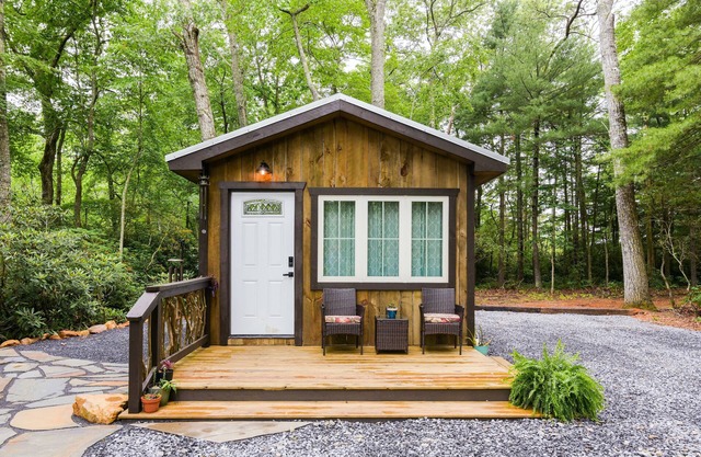 Cabin in the woods of Fairview. 20 minutes to Asheville.