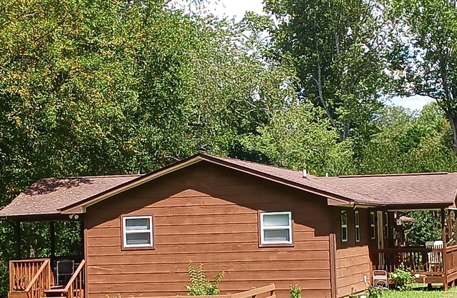Cabin Located near Hayesville NC, Lake, Boat Ramps, Helen, & Public Golf Course.