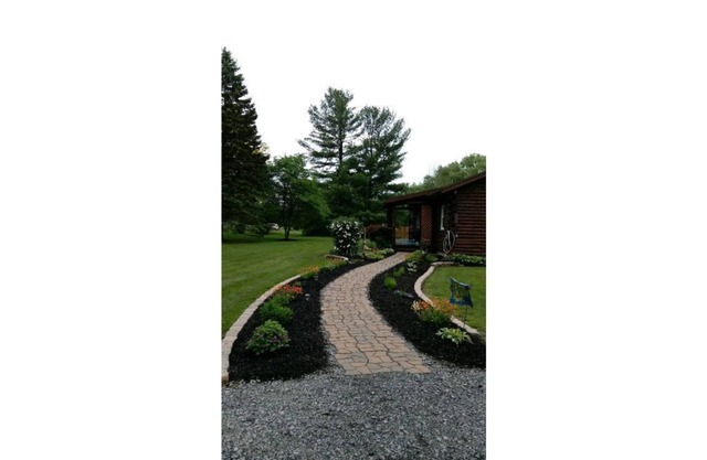 Cabin minutes from Seneca lake! Fire pit, horse shoe pit, hot tub!