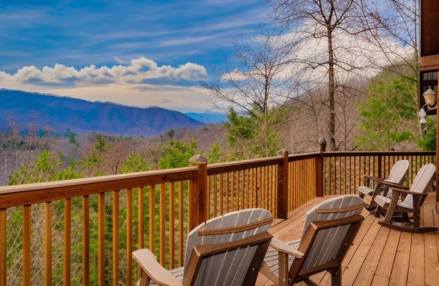 Cabin Of Many Colors, Hot Tub, Mtn Views, Cozy Cabin Retreat in the Smokies!