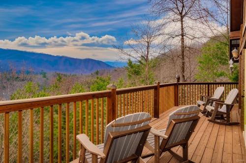 Cabin Of Many Colors, Hot Tub, Mtn Views, Cozy Cabin Retreat in the Smokies Comfort & Fun for All!