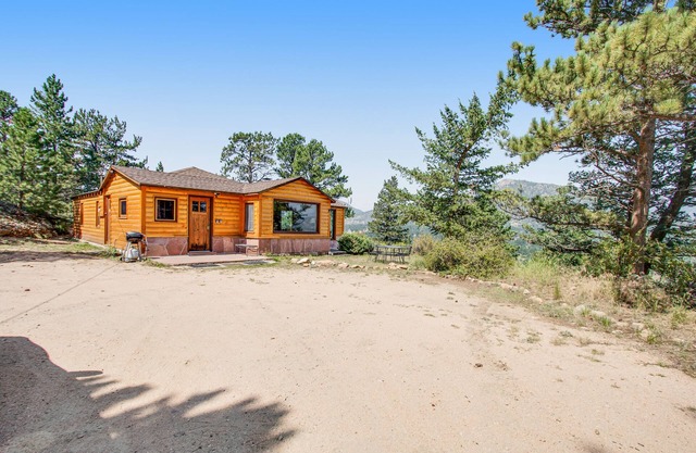 Cabin on 7 acres with glorious mountain views & wood fireplace