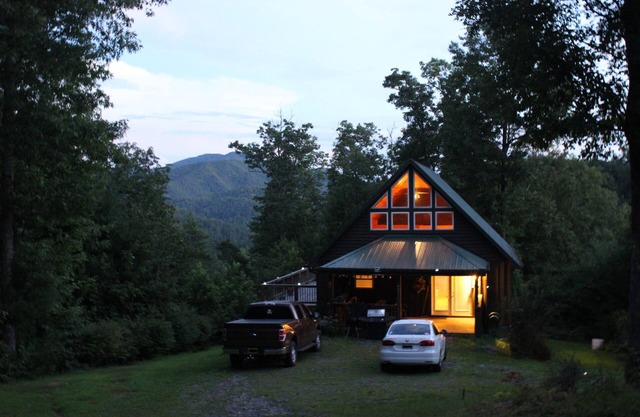 Cabin on Ridge Top, Awesome Views, Hot Tub & Privacy Near Hot Springs