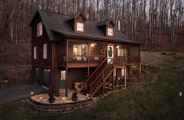 Cabin Retreat in Virginia Wine Country – Hot Tub, Theater Room & Pet-Friendly