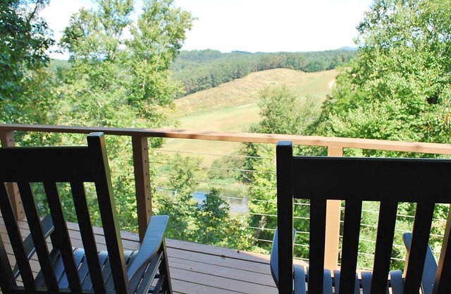 Cabin-River views/access & Mtn Views,HotTub,pet friendly,WIFI,Smart TV's