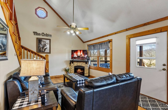 Cabin, UTK/Neyland, Smokies, 16acres, FP, Hot Tub, Arcade, Fishing, Golf, Pets
